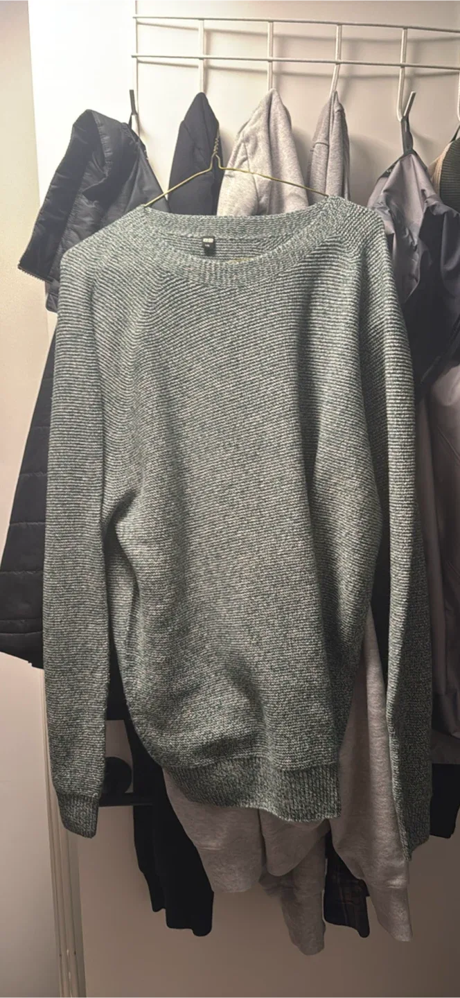 Uniqlo Green Knit Sweater - Size L image indicator(2)