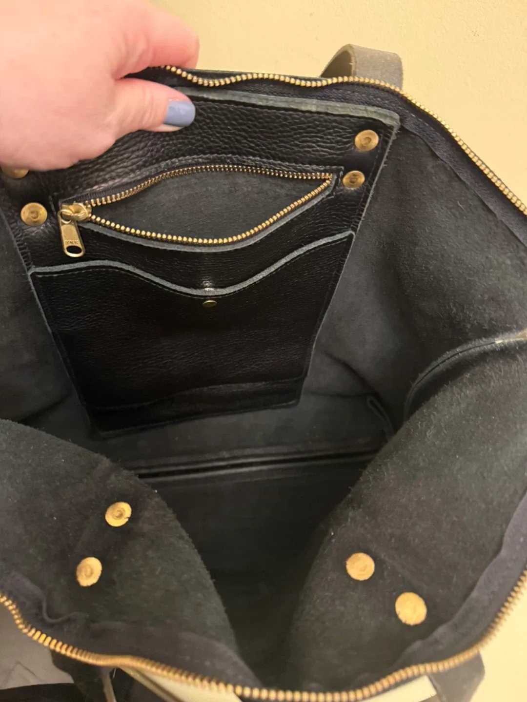 Lifetime leather co handbag image indicator(5)