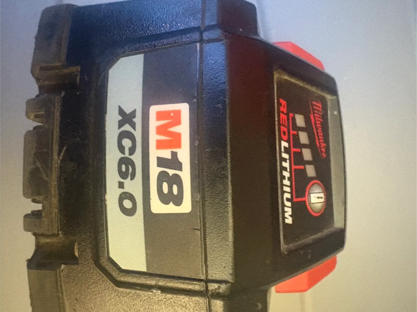 Milwaukee M18 REDLITHIUM XC6.0 Battery image indicator(2)