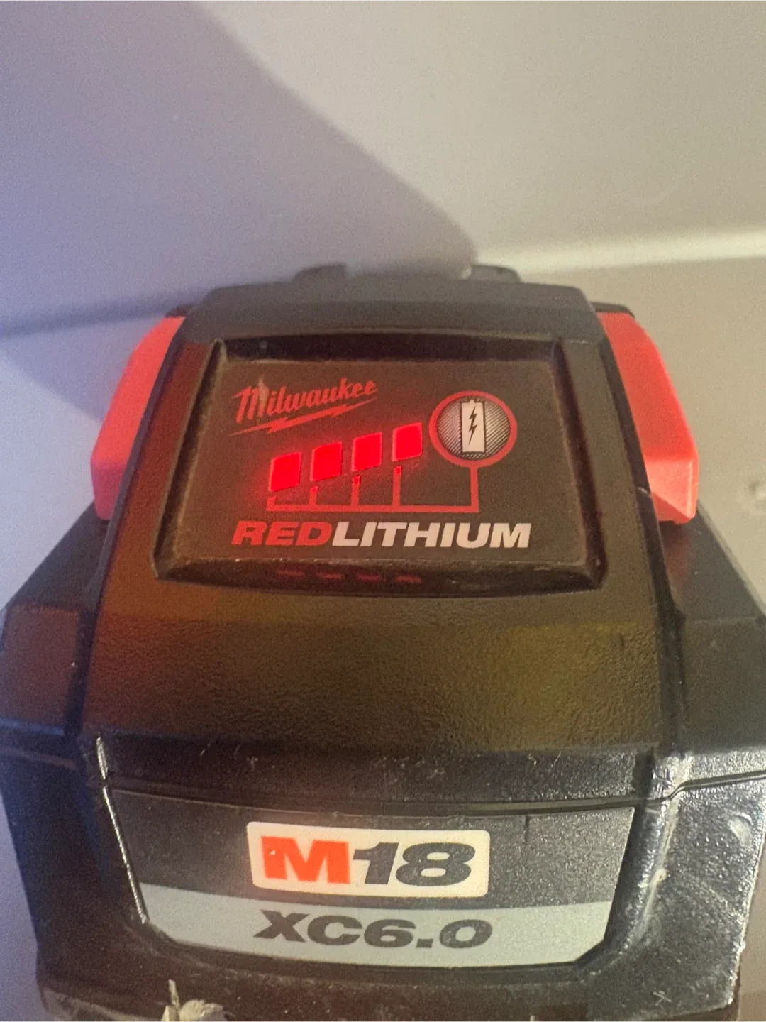 Milwaukee M18 REDLITHIUM XC6.0 Battery image indicator(4)