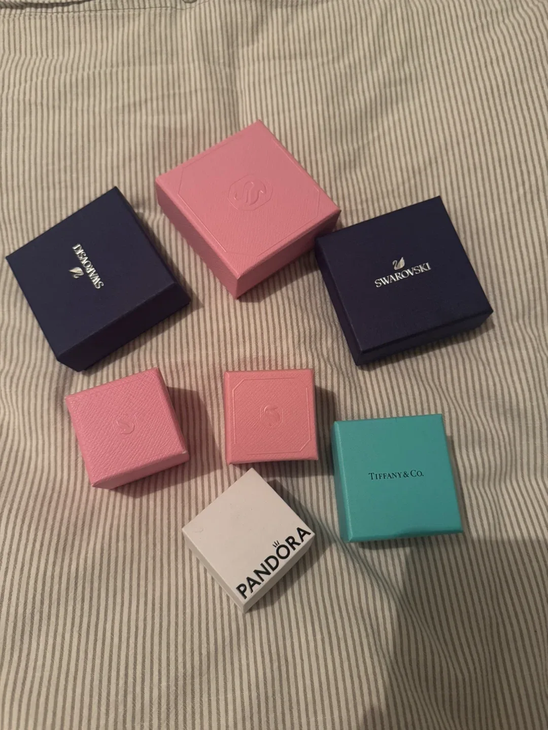 Jewelry Boxes: Swarovski, Tiffany & Co, Pandora image indicator(2)