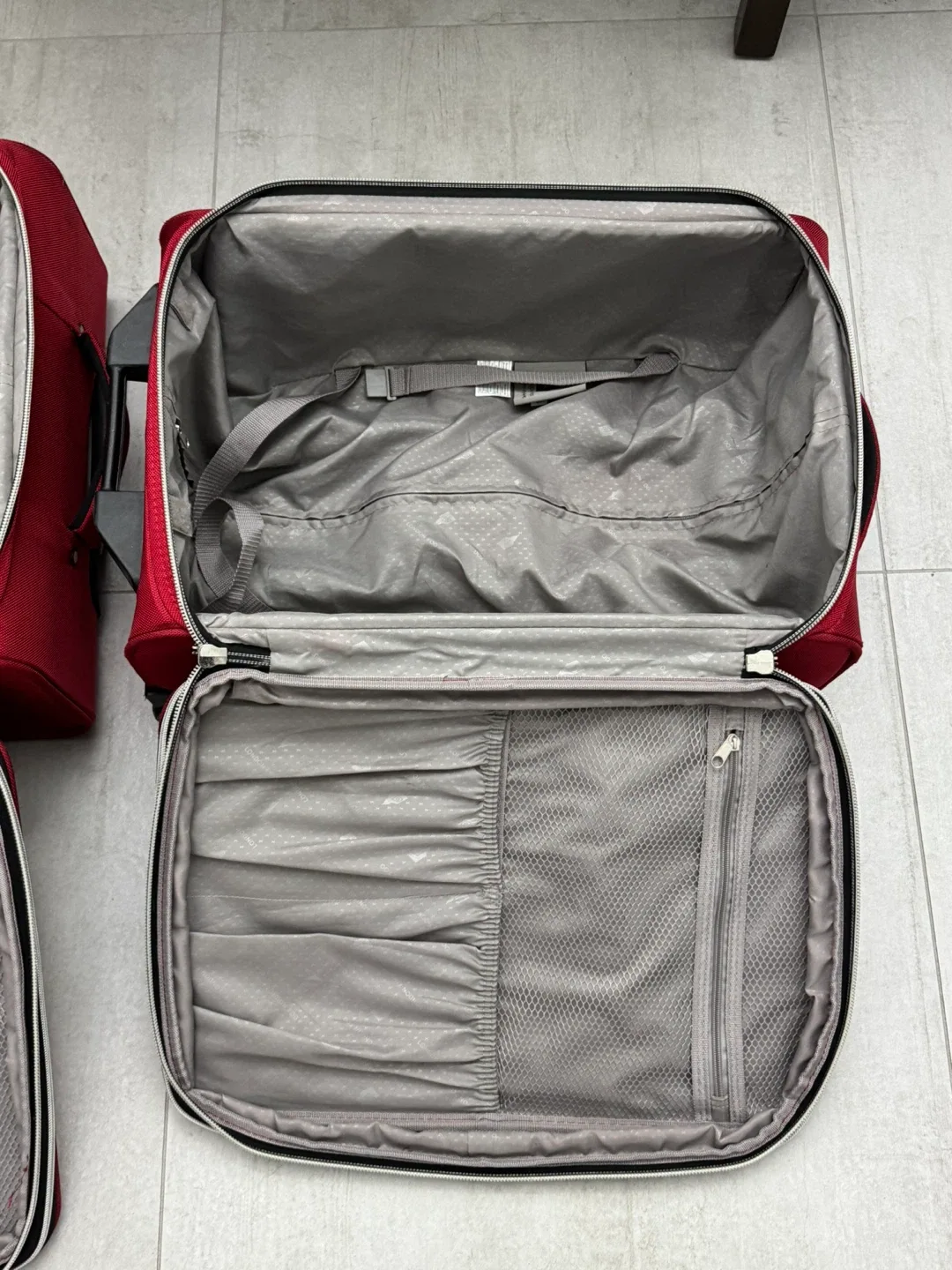 2 Pc London Fog Red Luggage Set image indicator(4)