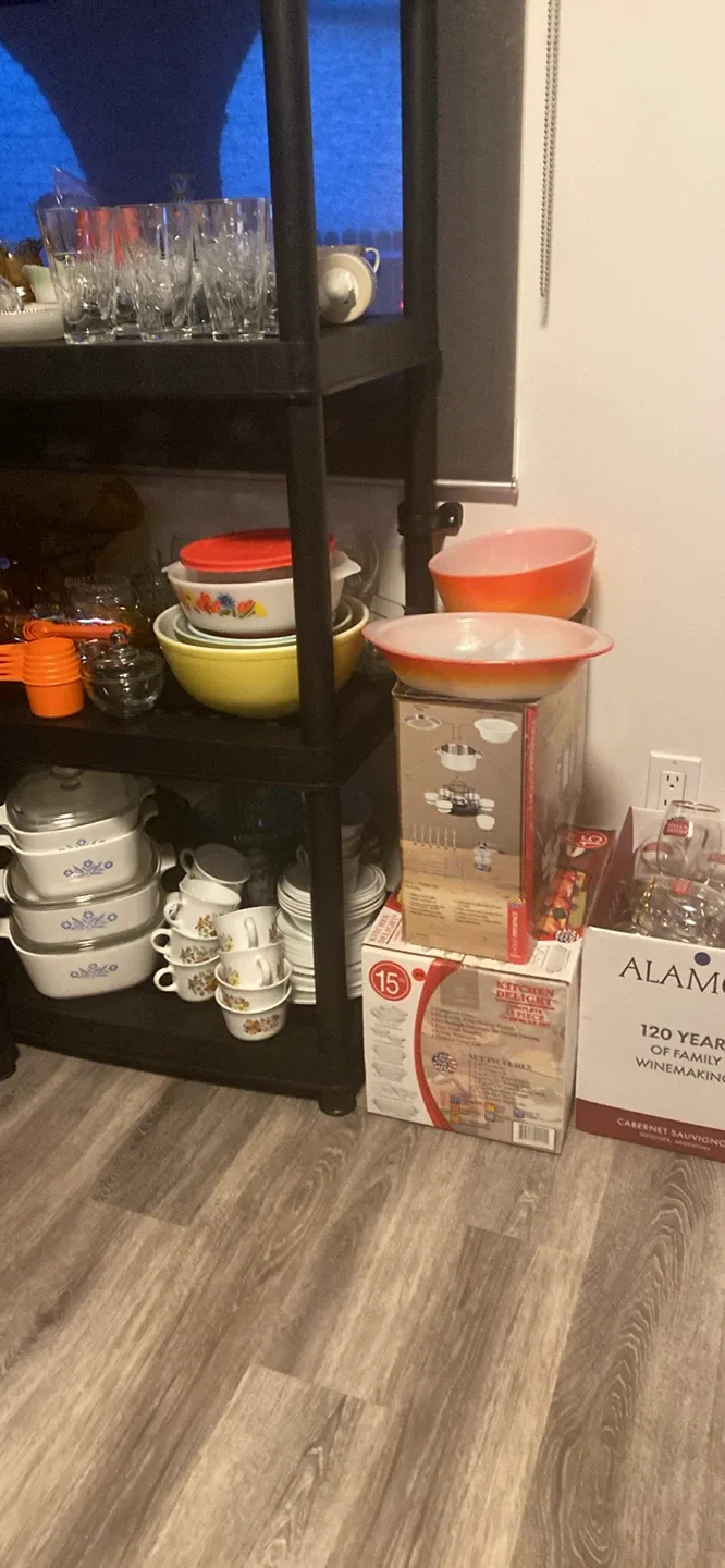 Pyrex, FireKing, Anchor Hocking, Tupperware, Coca Cola & MORE! image indicator(6)