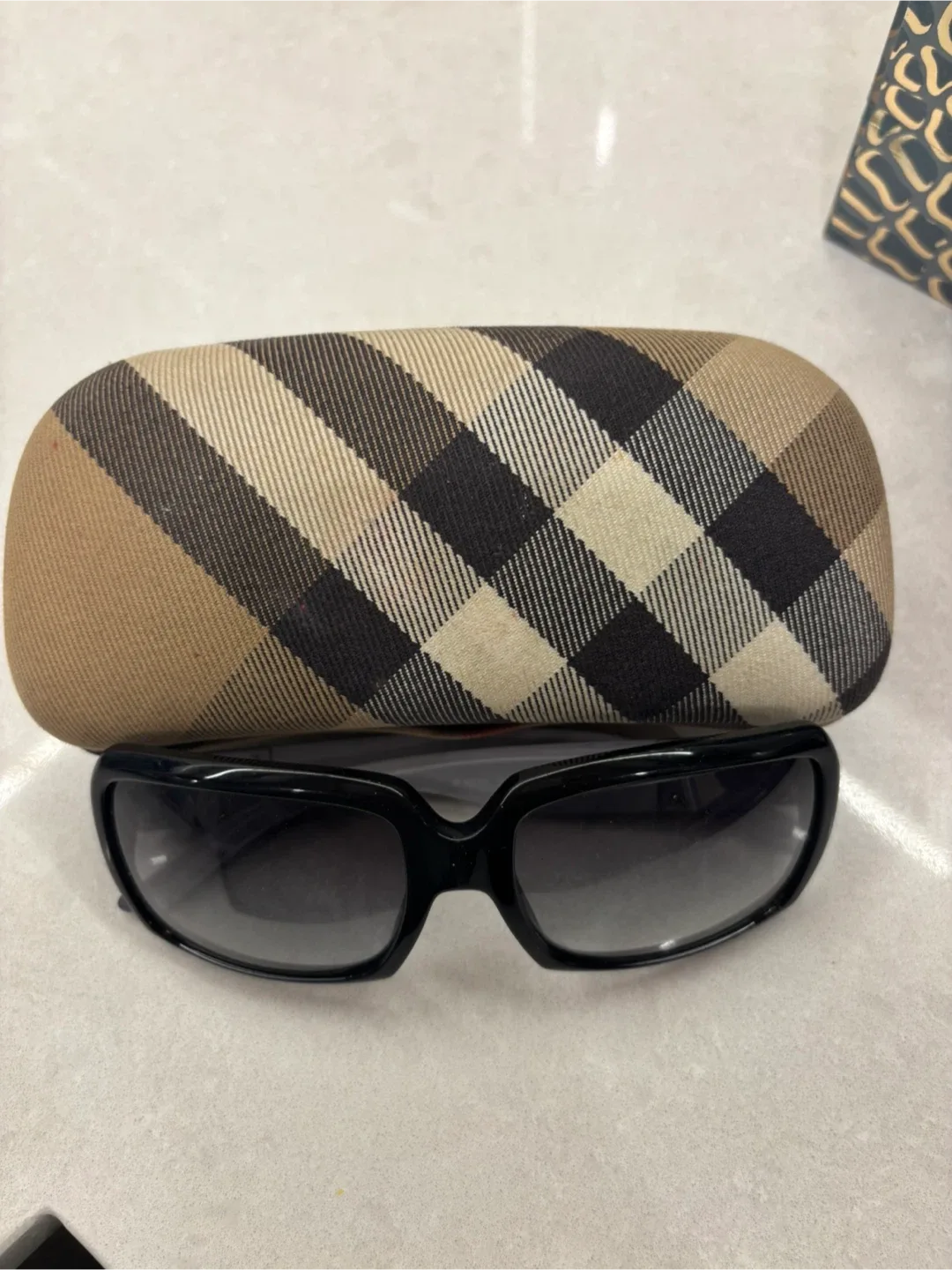 Burberry Sunglass image indicator(3)