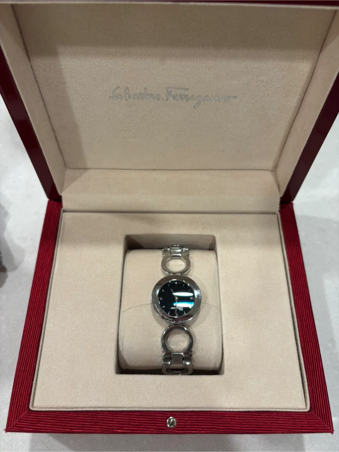 Ferragamo watch image indicator(2)