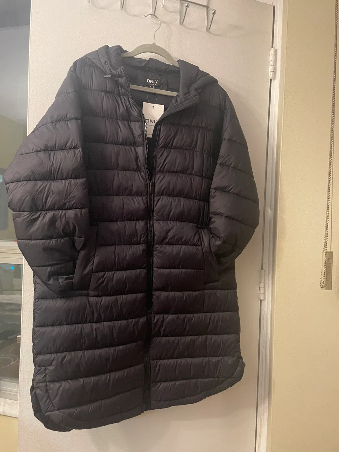 New ONLY Black Puffer Coat - Size M image indicator(2)
