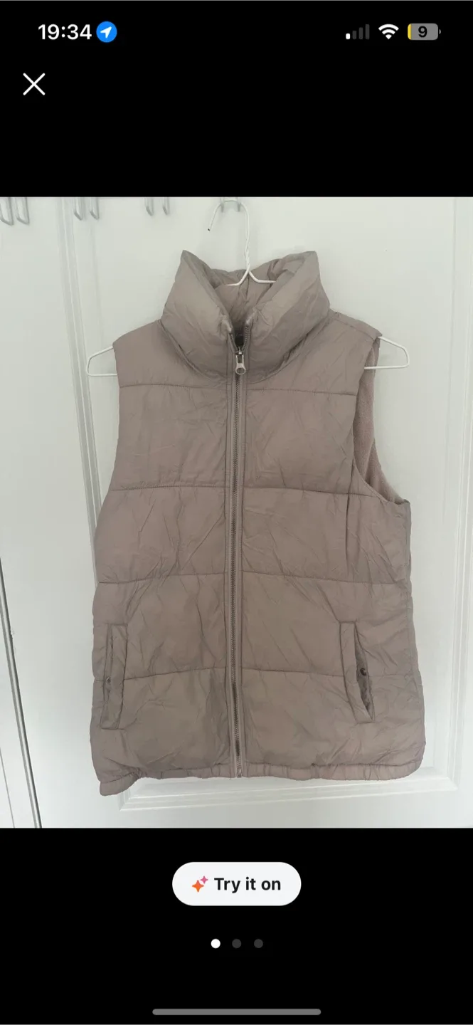 ☕️Cute Old Navy Puffer Vest image indicator(2)