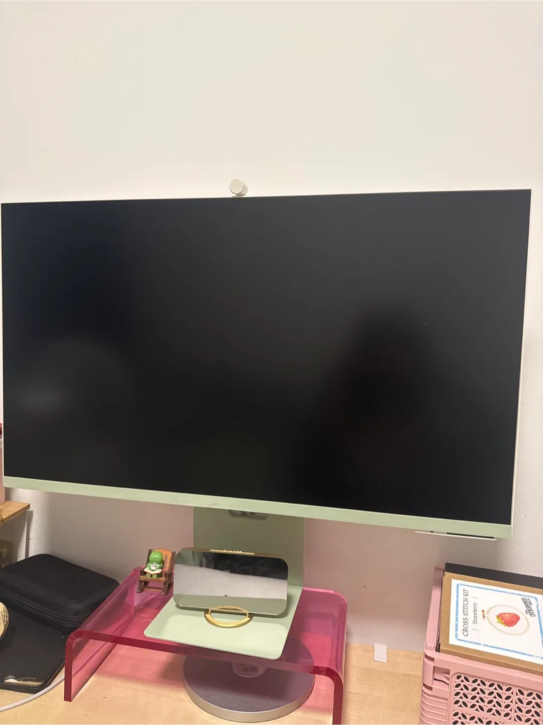Samsung 32" M8 Smart Monitor in Spring Green