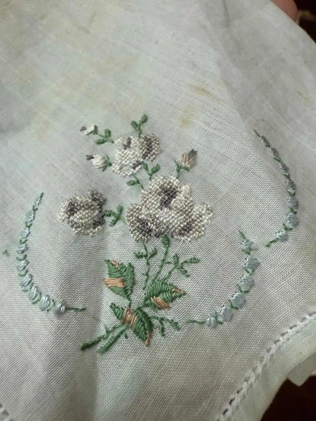 Vintage embroidered handkerchief image indicator(3)