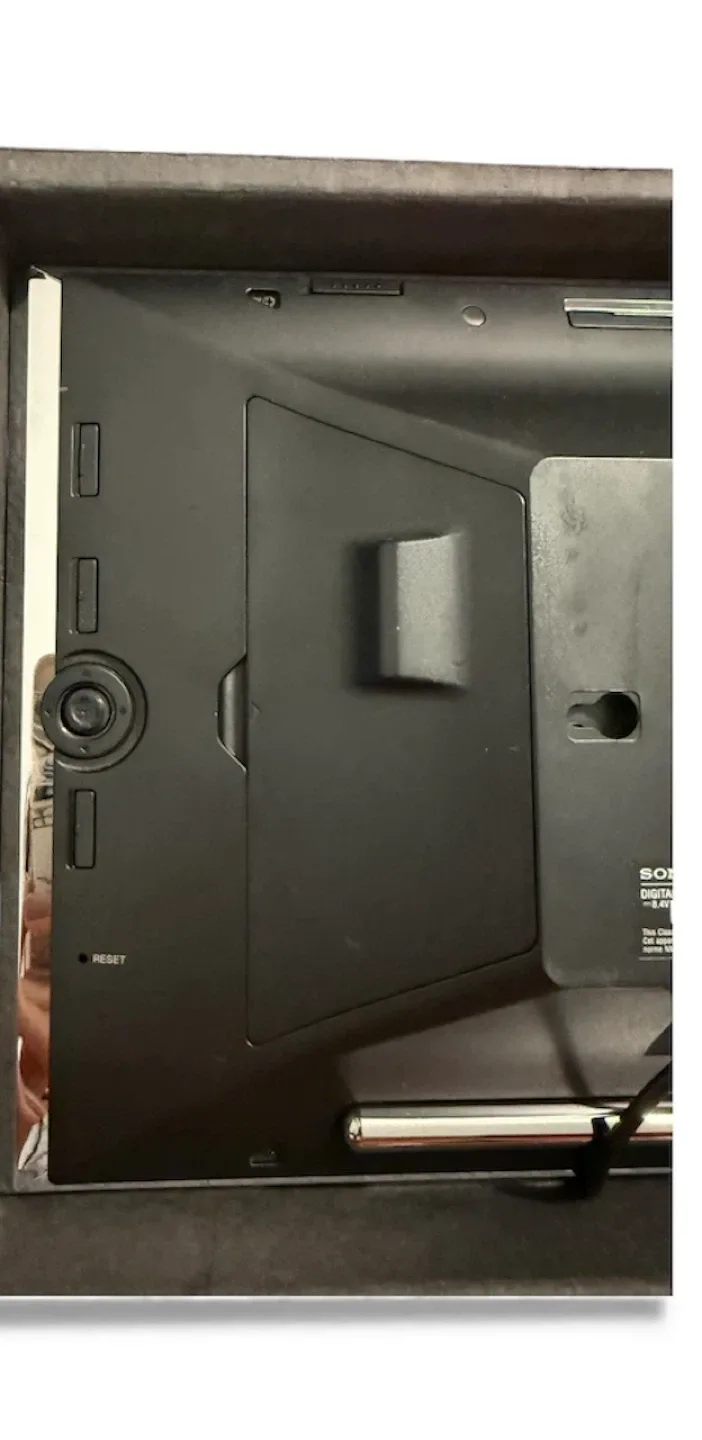 Sony S-Frame Digital Photo Frame – 10.2” – Model DPF-V1000 image indicator(10)