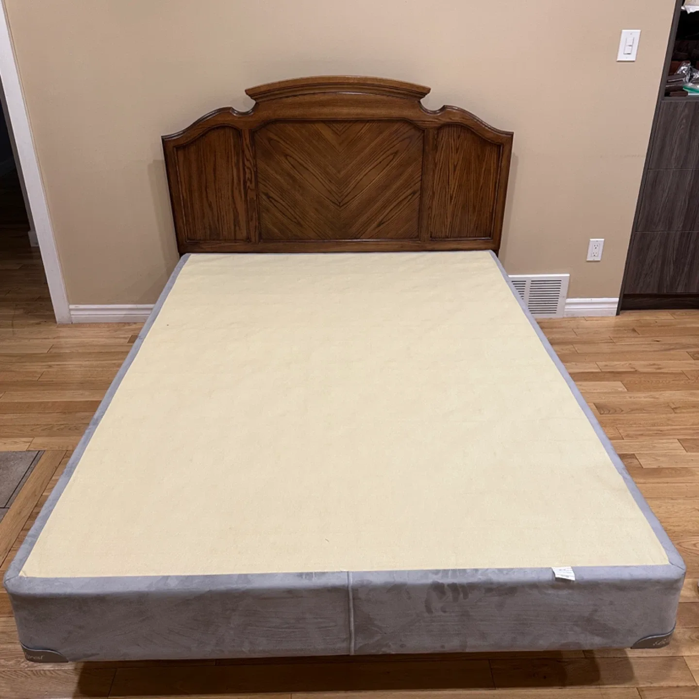 Beautiful Palliser Queen Bed Set (CAN DELIVER)