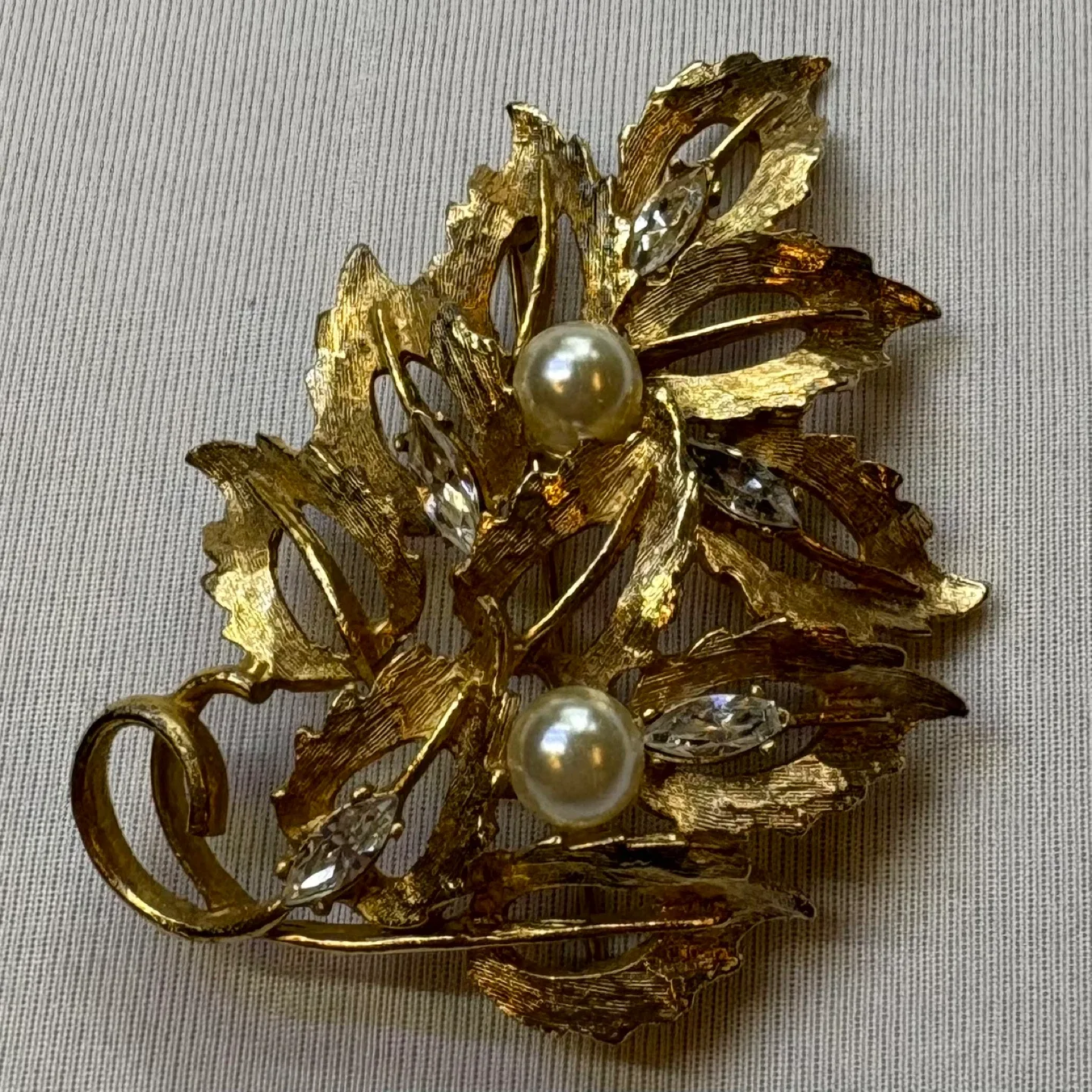 Vintage Gold Tone Pearl Marquise Rhinestone Leaf Brooch image indicator(2)