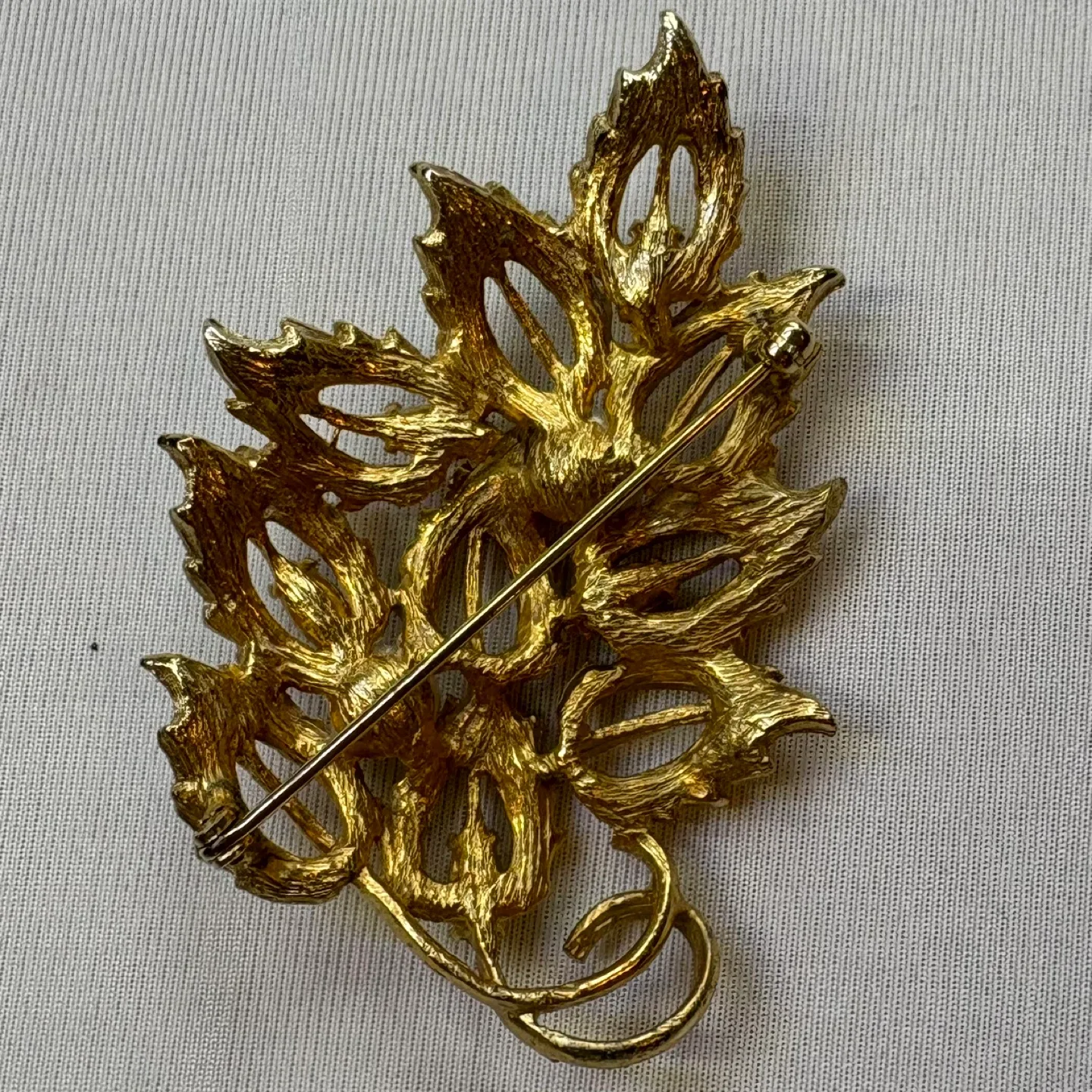 Vintage Gold Tone Pearl Marquise Rhinestone Leaf Brooch image indicator(4)