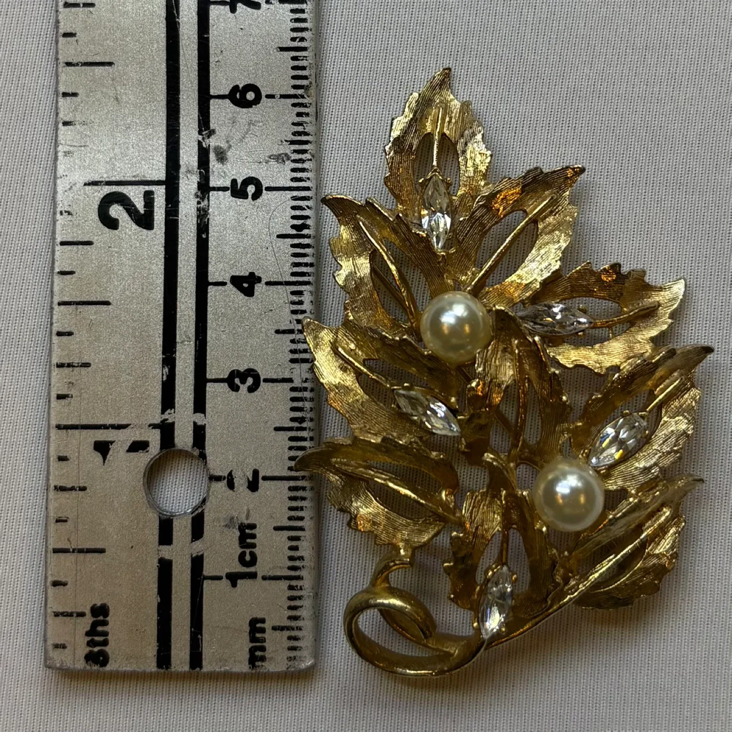 Vintage Gold Tone Pearl Marquise Rhinestone Leaf Brooch image indicator(5)