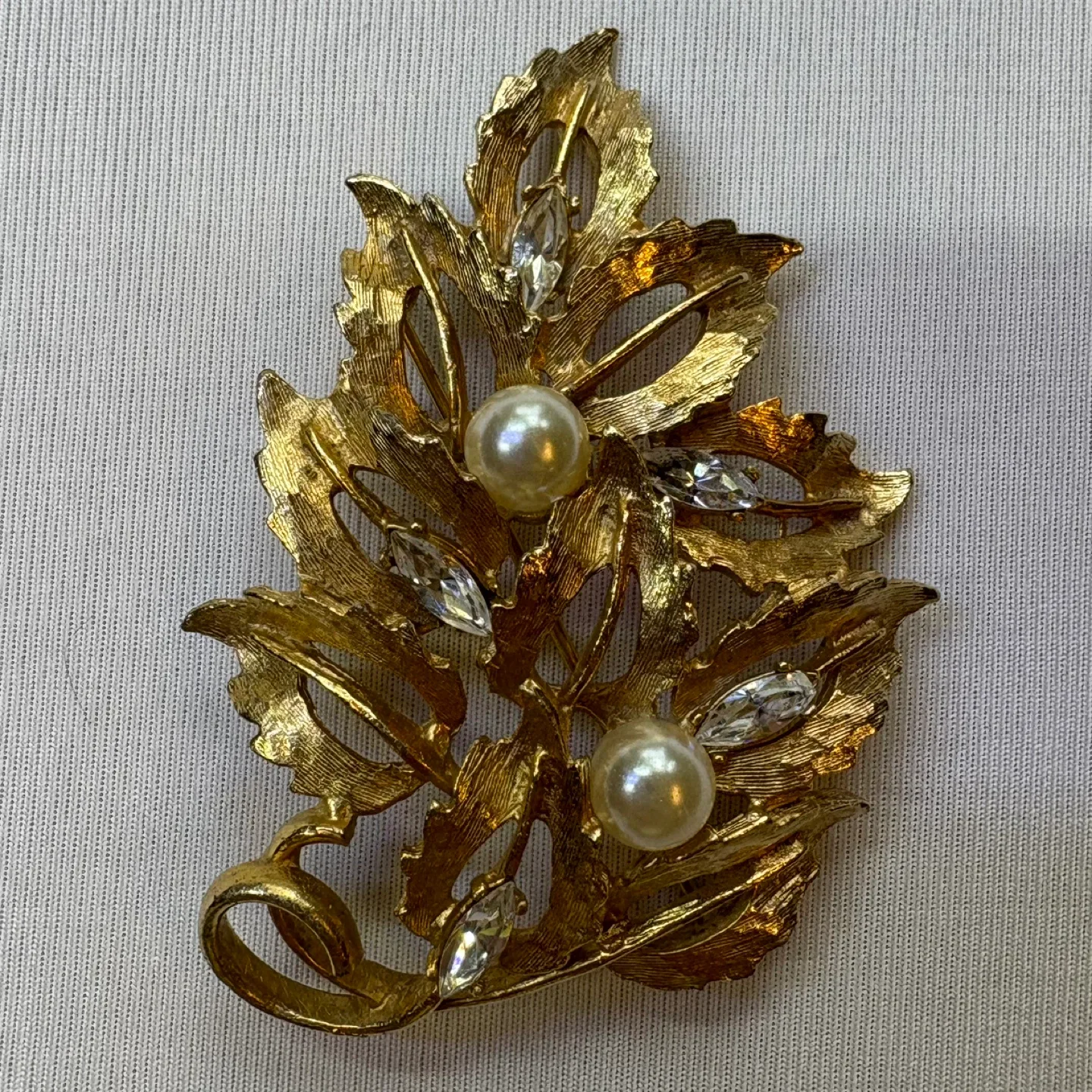 Vintage Gold Tone Pearl Marquise Rhinestone Leaf Brooch image indicator(3)