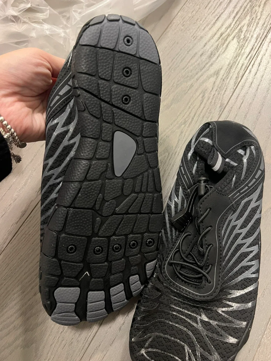 Black Water Shoes image indicator(3)