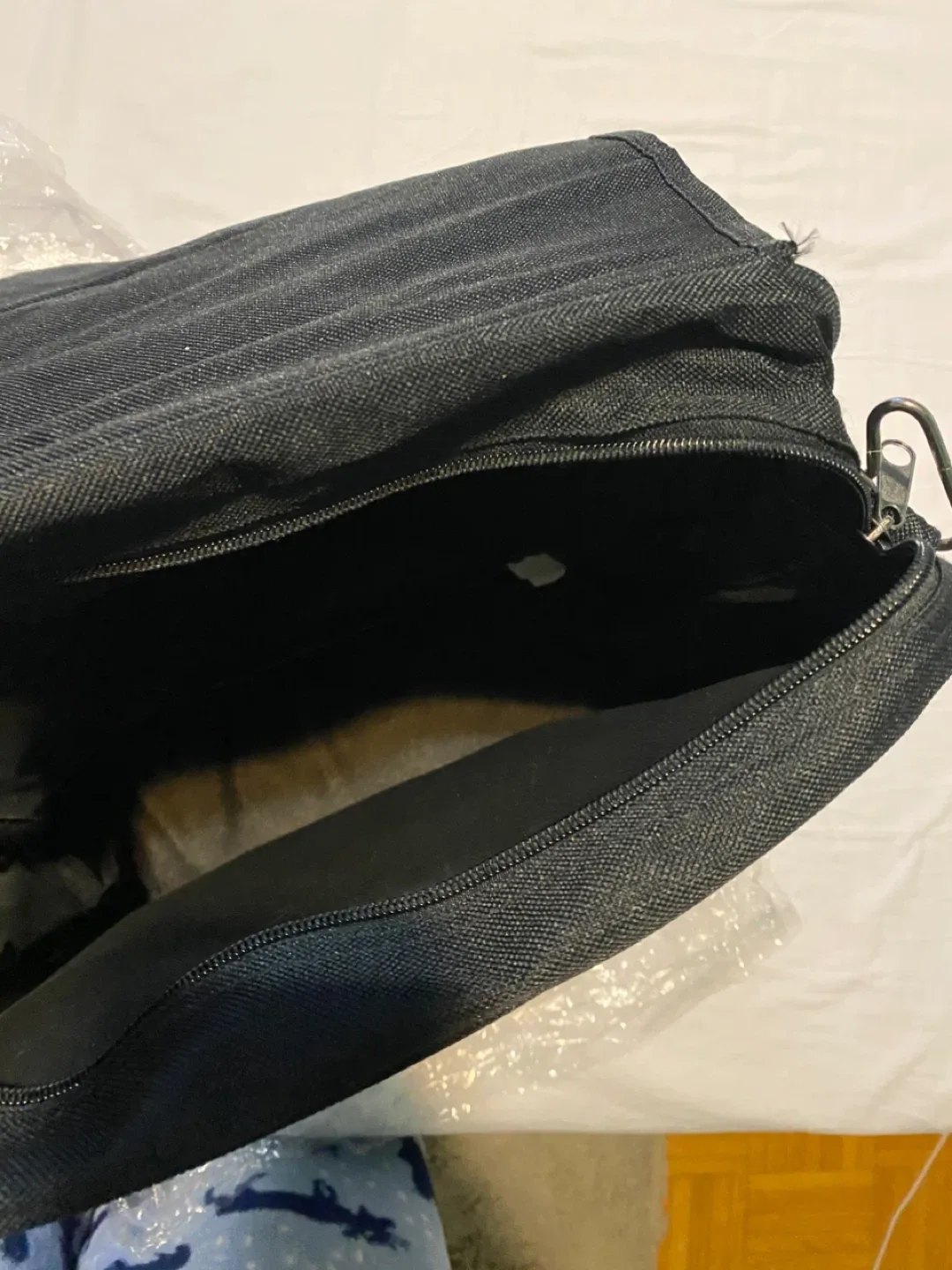 Torys LLP Black Shoulder Bag image indicator(4)