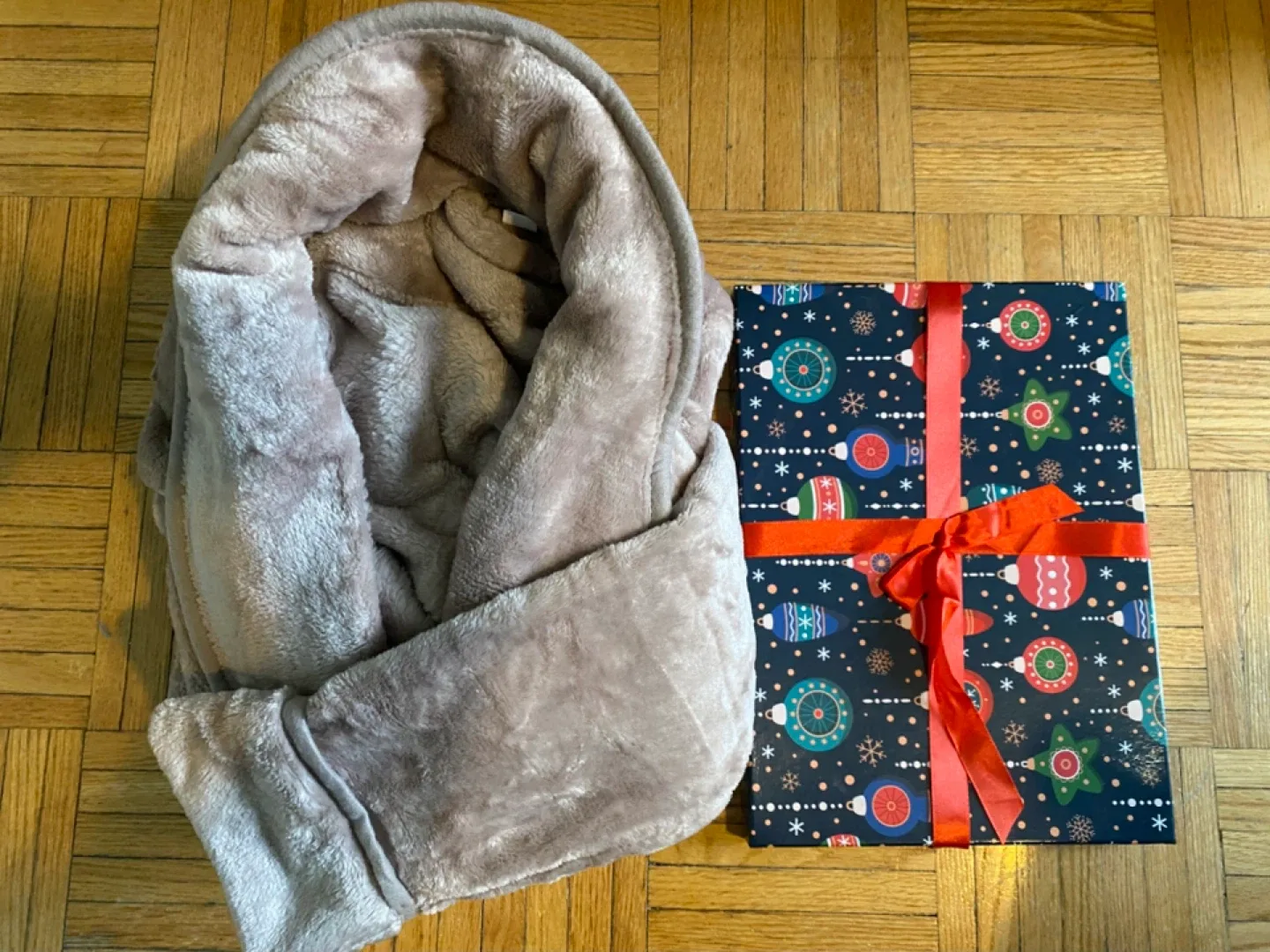 Cozy Robe - Assorted Colours, New in Box! image indicator(5)