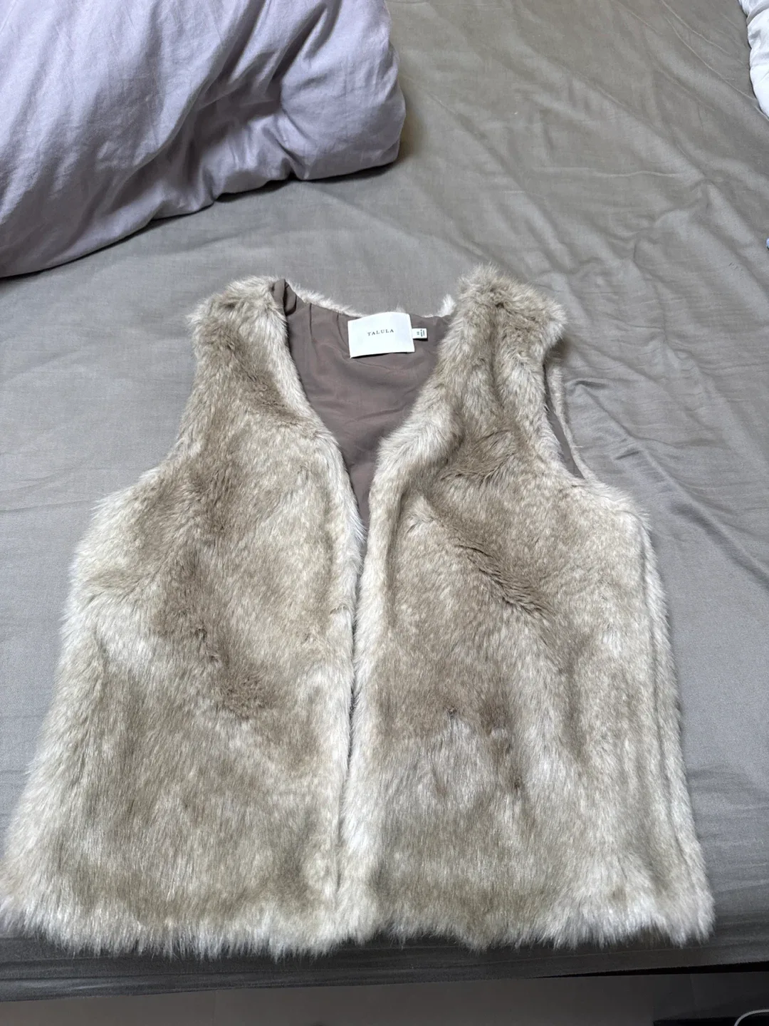 Aritzia ( XS SIZE )Talula Faux Fur Vest - Size XS