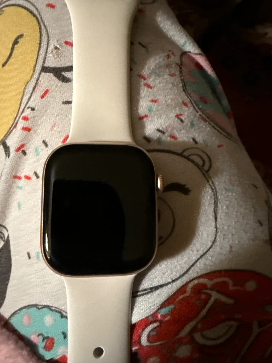 Apple Watch with White Band image indicator(2)