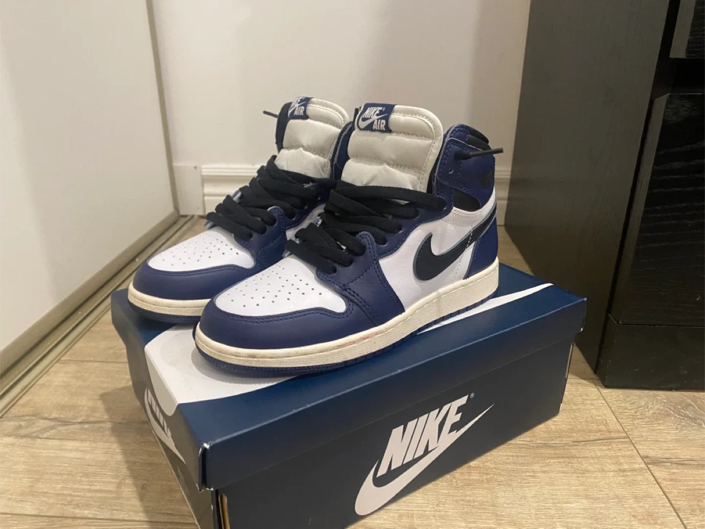 Nike Air Jordan 1 High OG, Size 6Y image indicator(4)