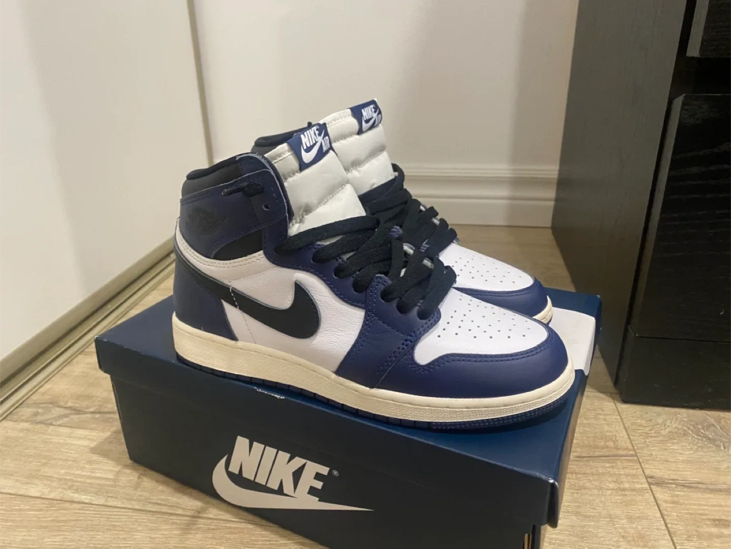 Nike Air Jordan 1 High OG, Size 6Y image indicator(3)