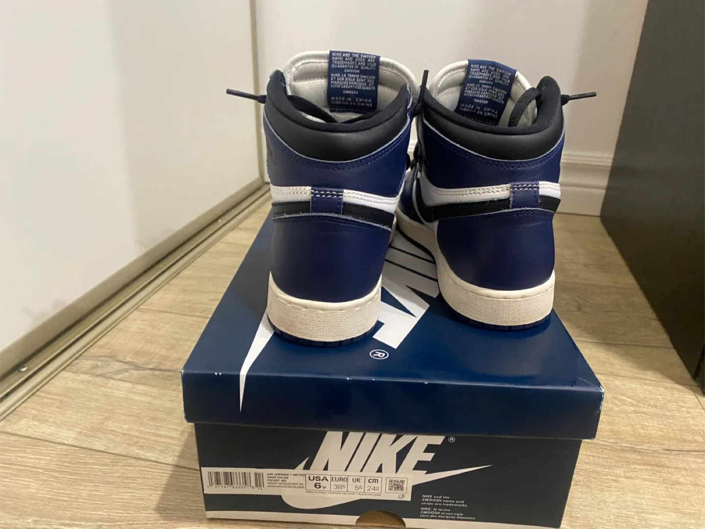 Nike Air Jordan 1 High OG, Size 6Y image indicator(2)