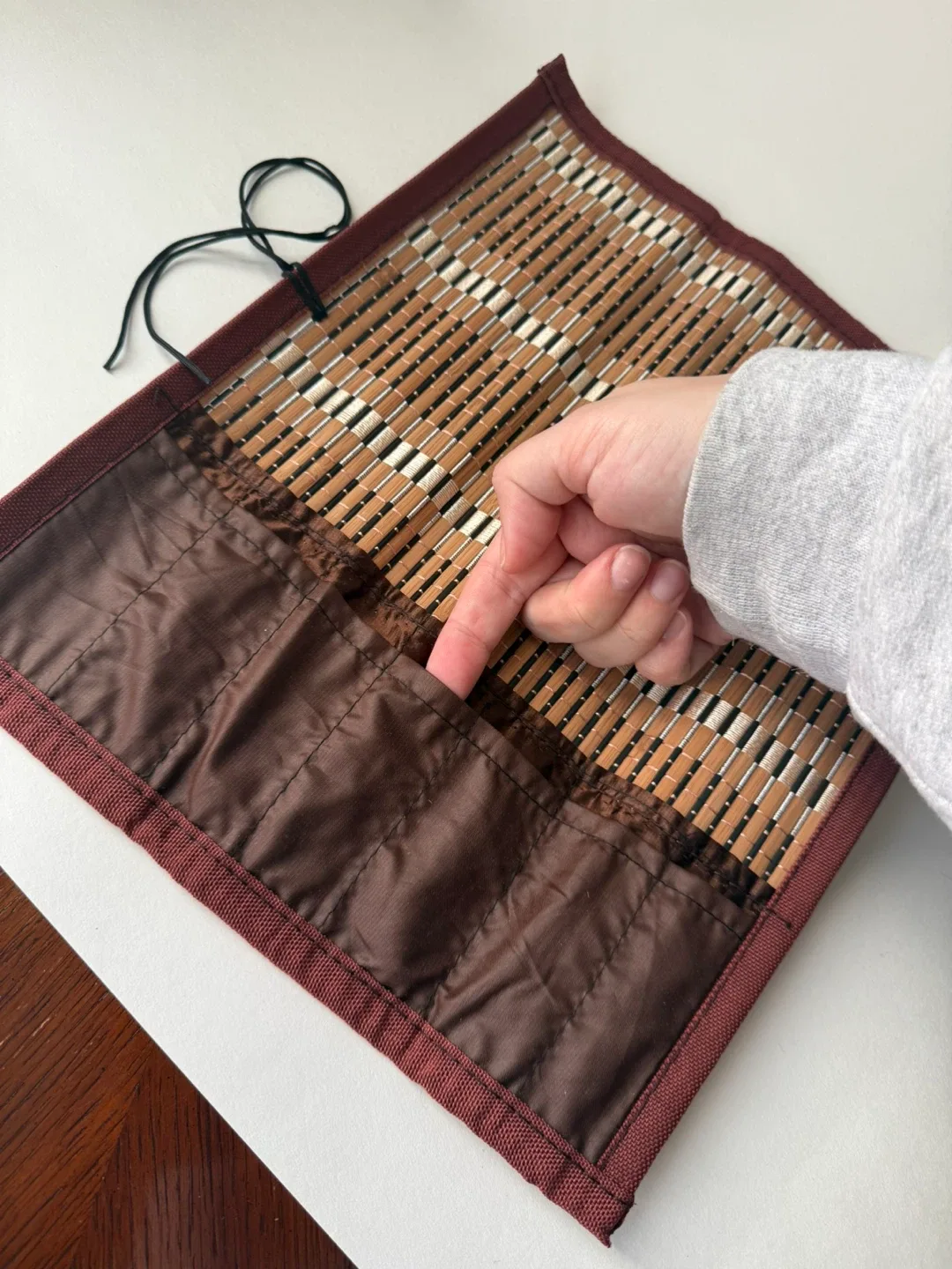 Bamboo Roll Up Brush Holder image indicator(5)