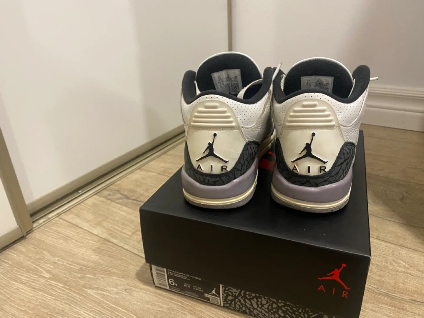 Air Jordan 3 Retro, Size 6Y image indicator(3)