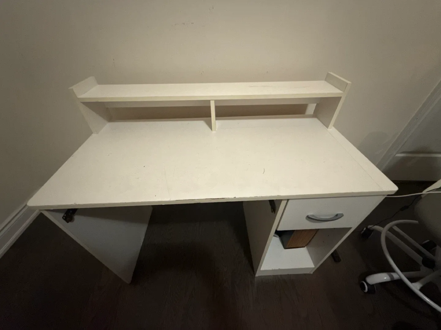 White Desk with Hutch image indicator(2)