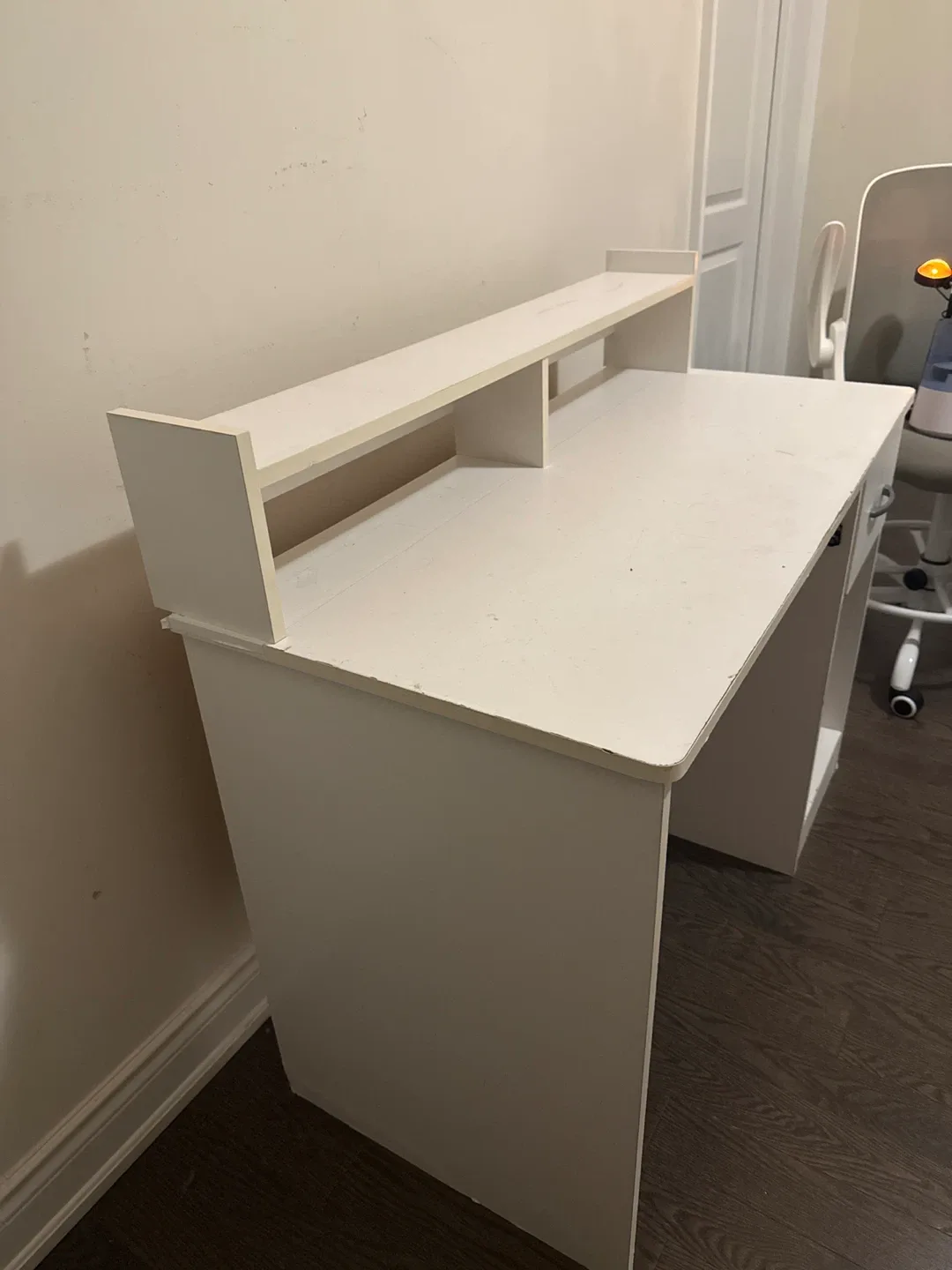 White Desk with Hutch image indicator(4)