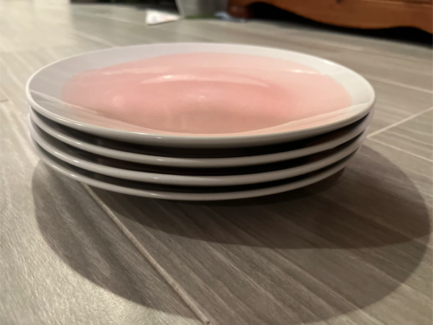 Four pink and white dinner plates - photo 2