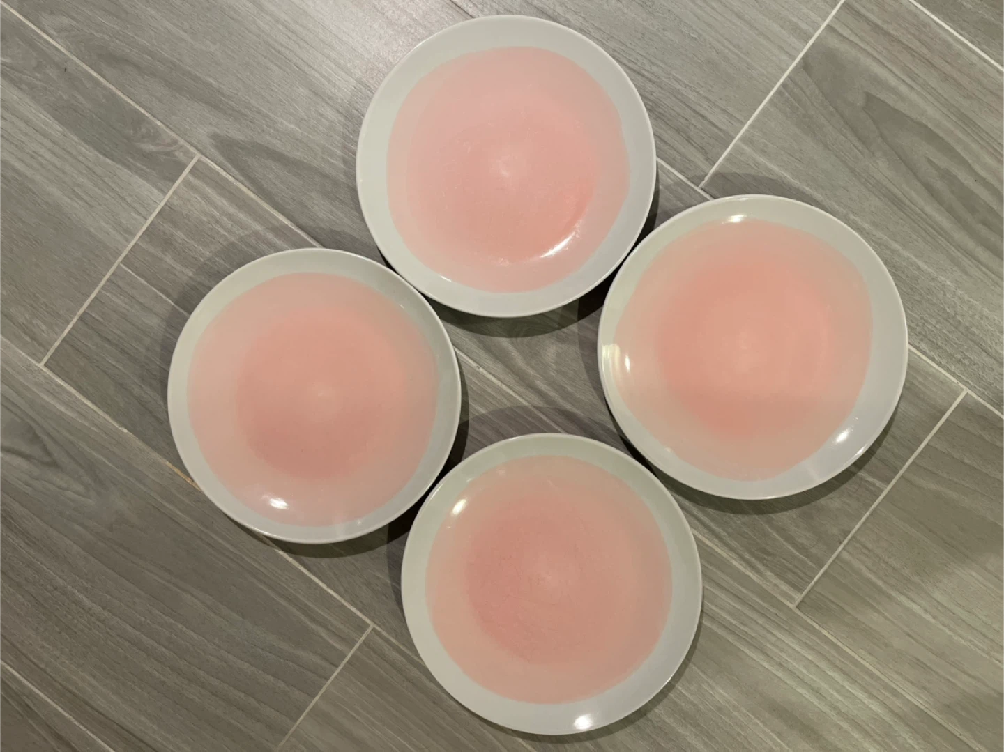 Four pink and white dinner plates - photo 3