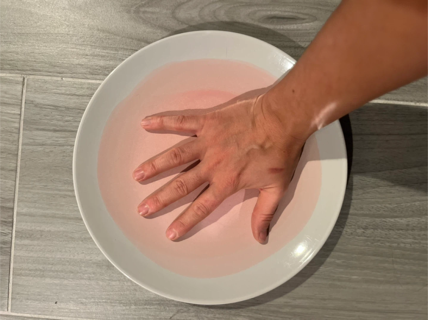 Four pink and white dinner plates - photo 4