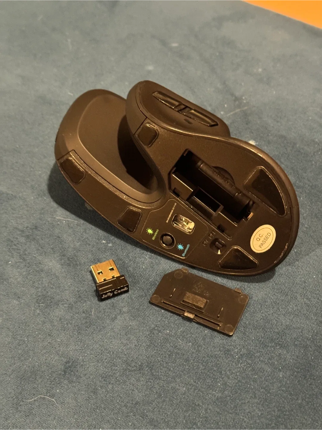 Jelly Comb Ergonomic Vertical Wireless Mouse - Black image indicator(3)