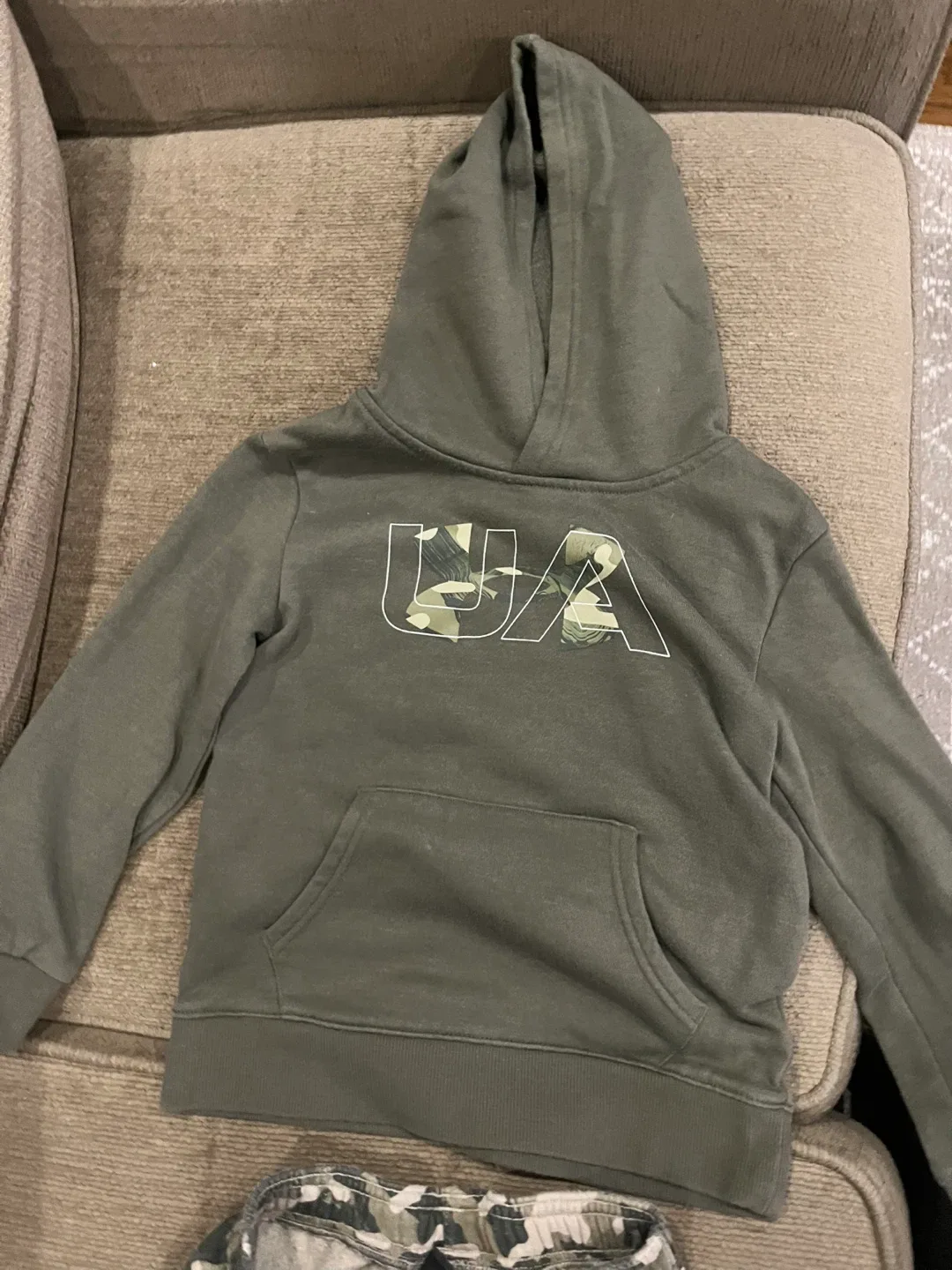 Under Armour Camo Outfit - Size 6 image indicator(4)