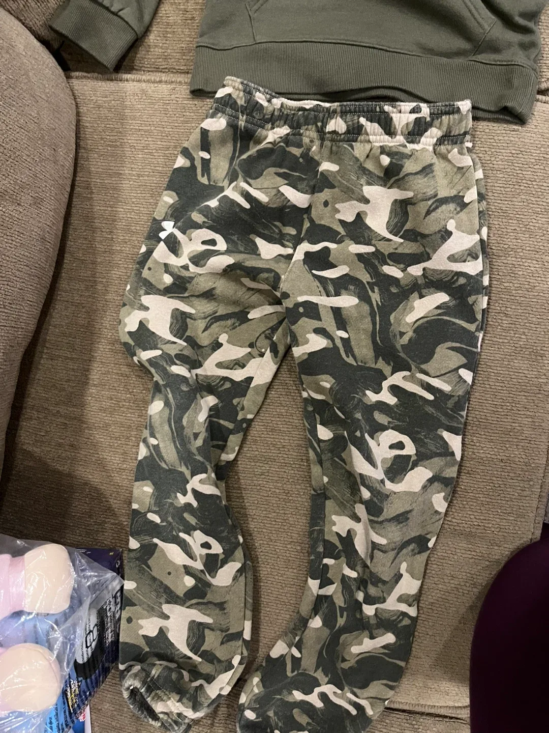 Under Armour Camo Outfit - Size 6 image indicator(2)