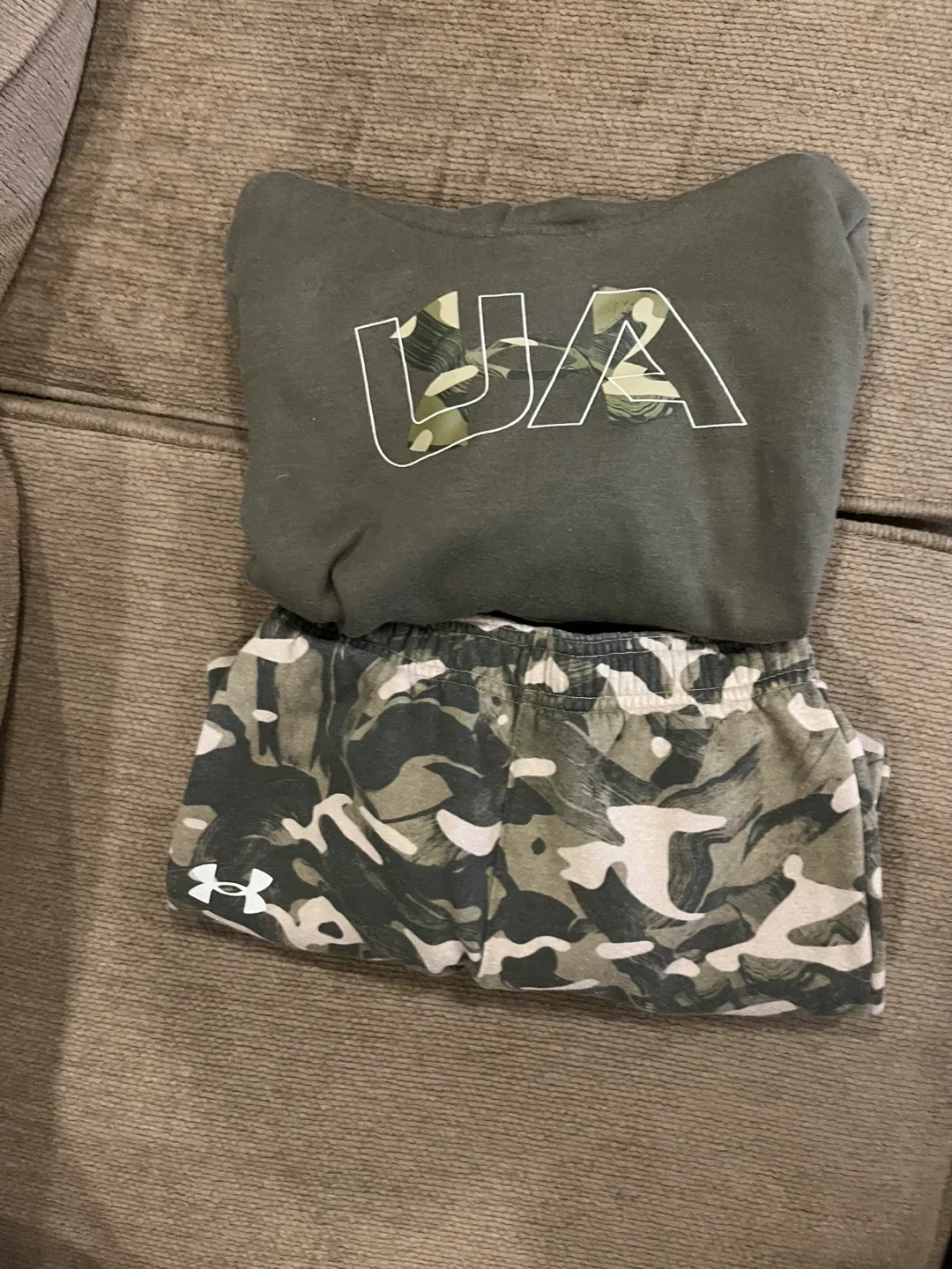 Under Armour Camo Outfit - Size 6 image indicator(6)