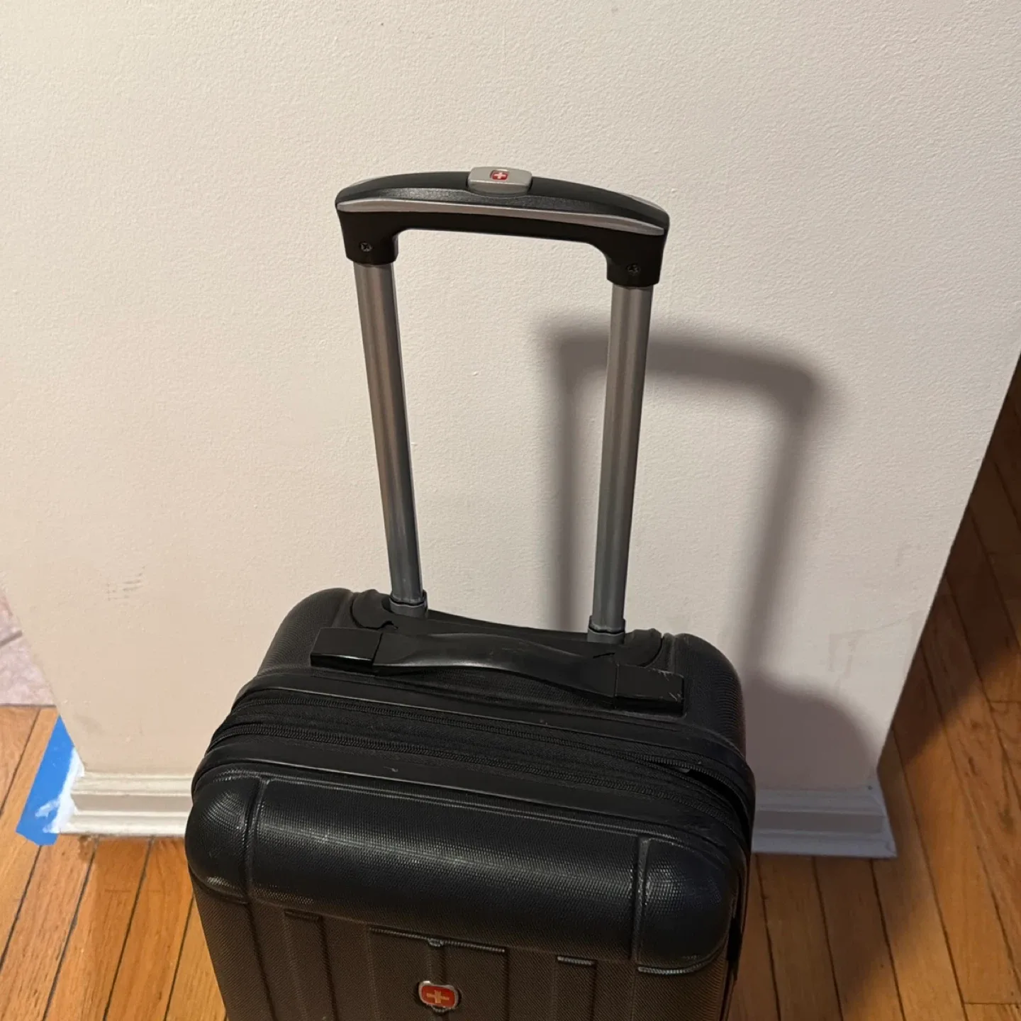 Swiss Gear Black Carry-On Suitcase image indicator(2)