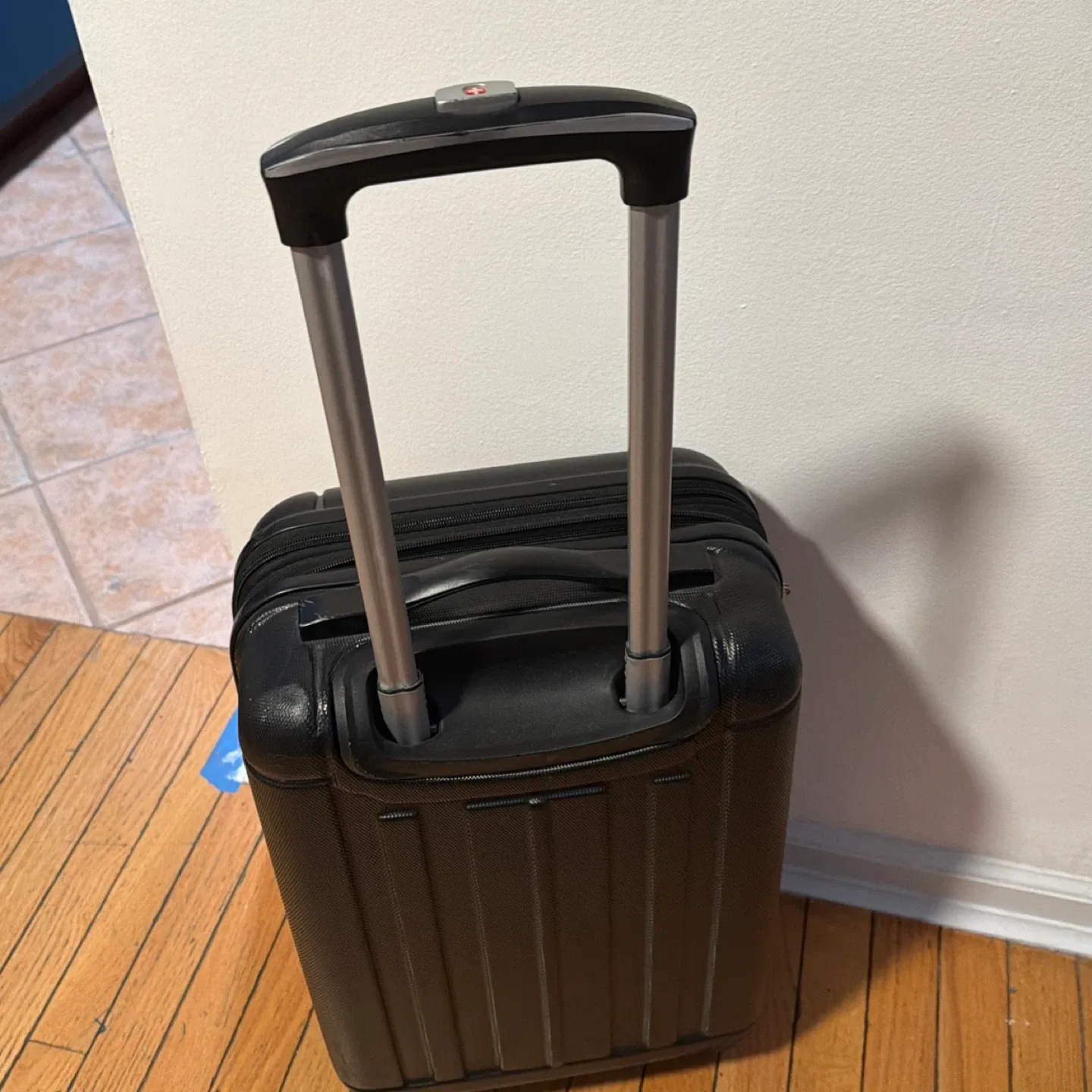 Swiss Gear Black Carry-On Suitcase image indicator(3)