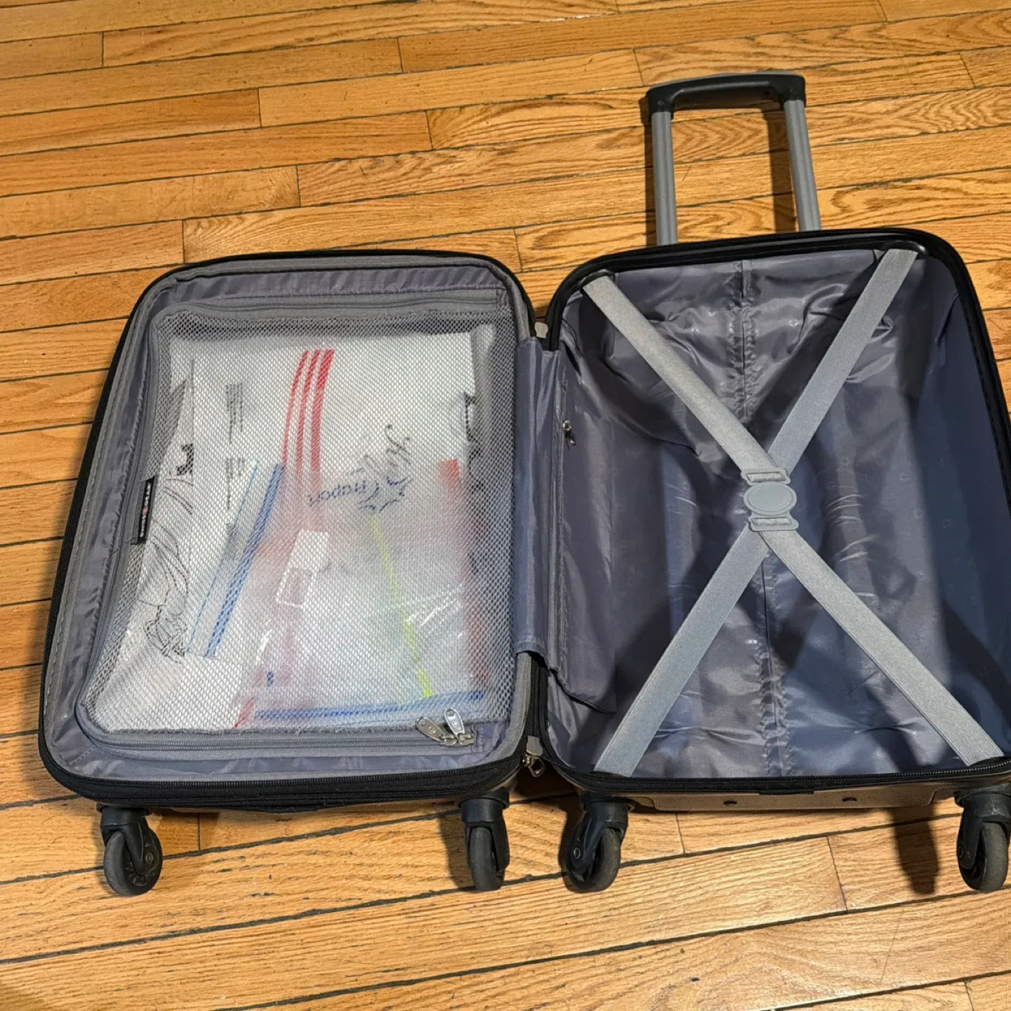 Swiss Gear Black Carry-On Suitcase image indicator(6)