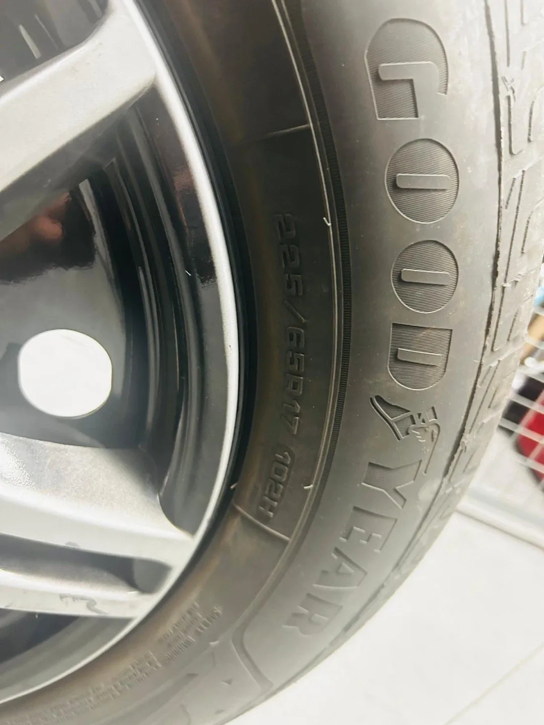 Goodyear Ultra Grip Tire 225/65R17 image indicator(3)