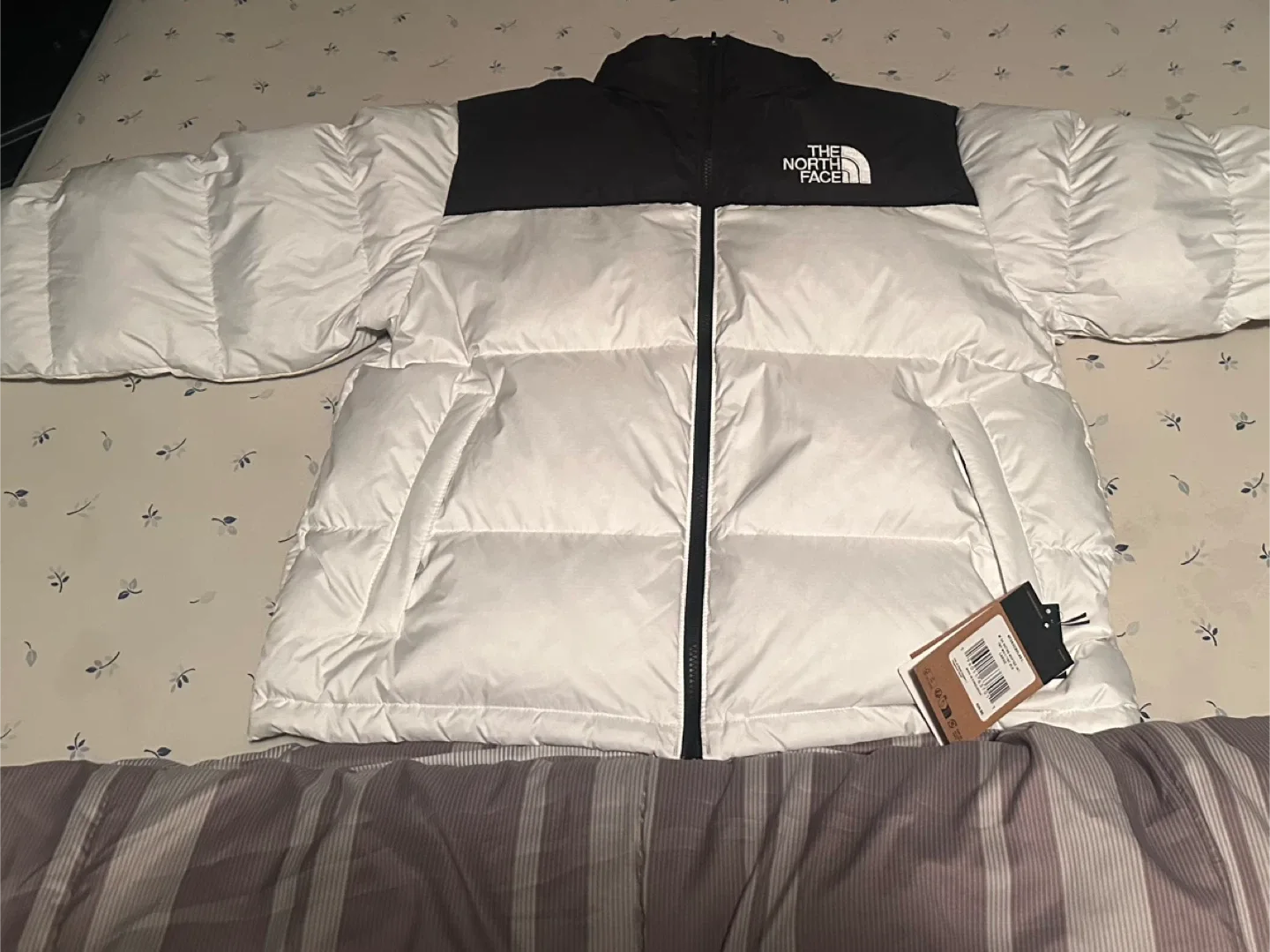 The North Face Puffer Jacket - White & Black image indicator(2)