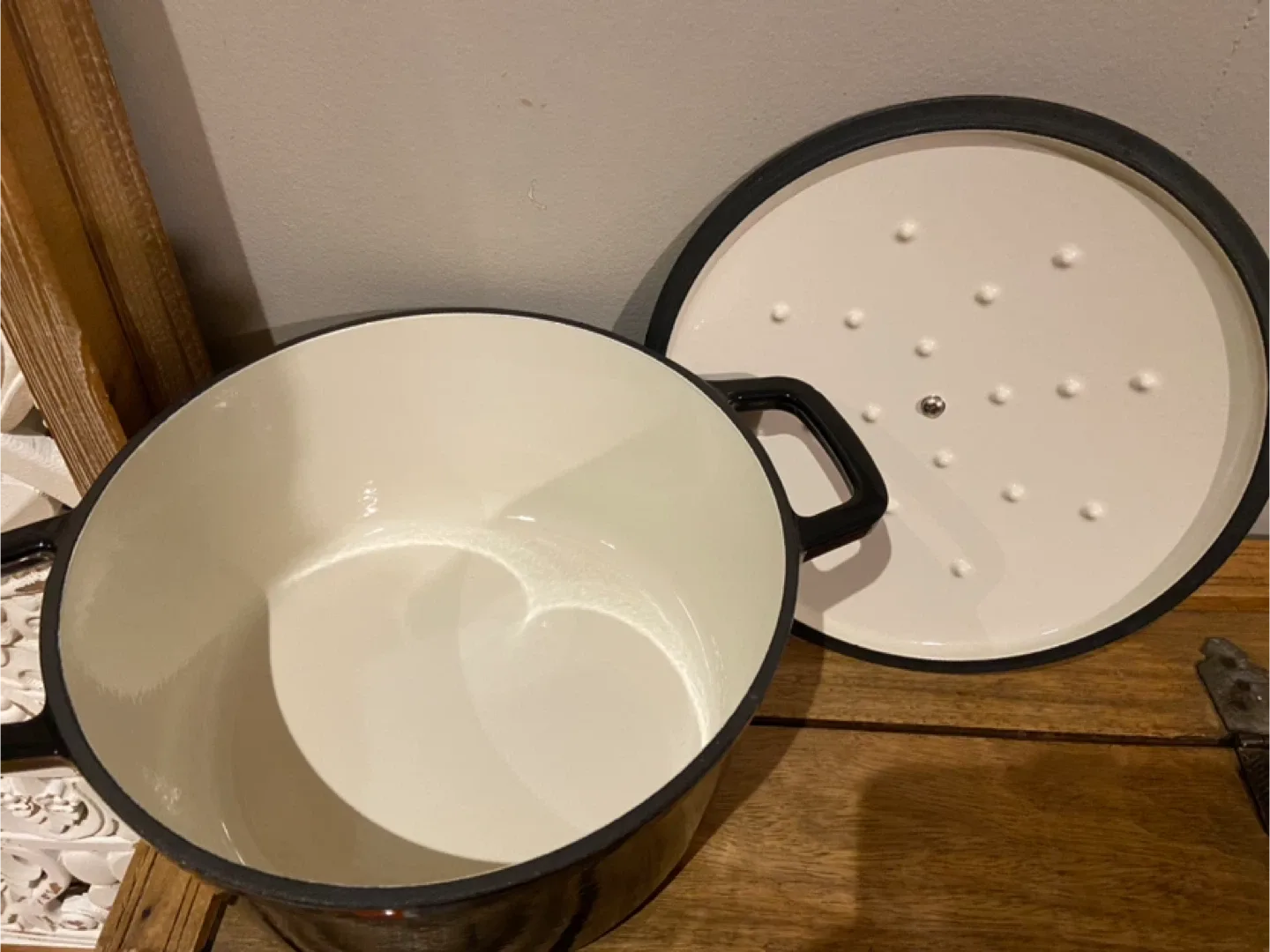 New Velaze 6 QT Enameled Cast Iron Dutch Oven Black image indicator(8)