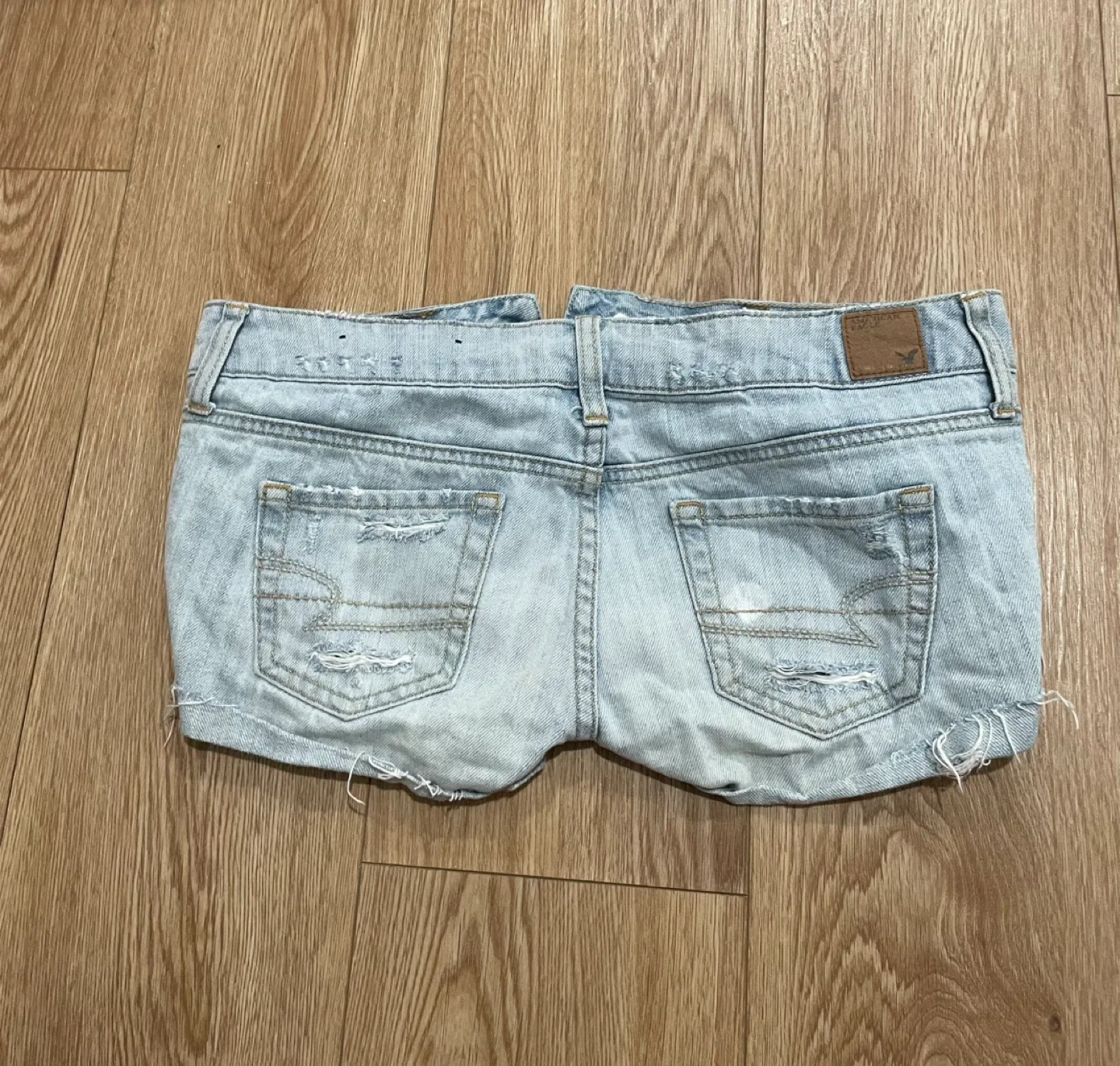 American Eagle low rise vintage jean Shorts - Size 2 image indicator(2)