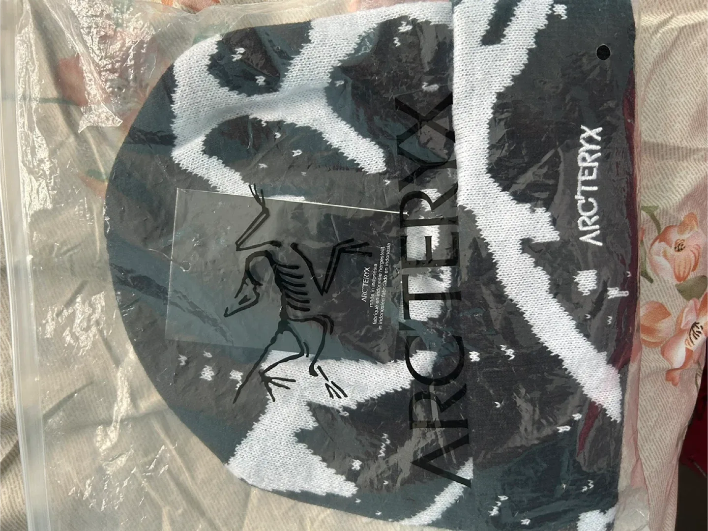 New Arc'teryx Bird Head Toque Beanie - Black/White image indicator(3)