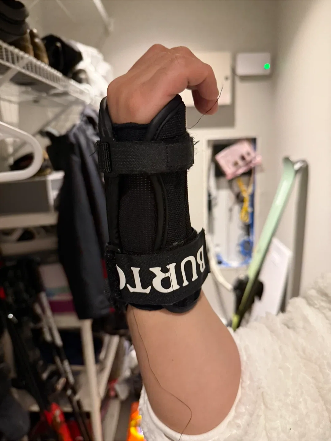 Burton Wrist Guards - Black image indicator(3)