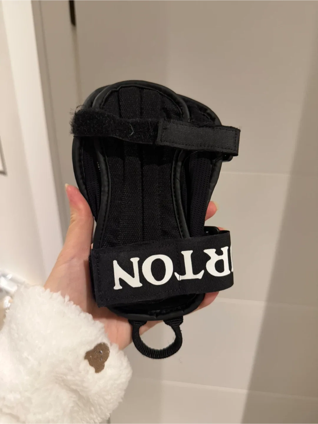 Burton Wrist Guards - Black image indicator(4)