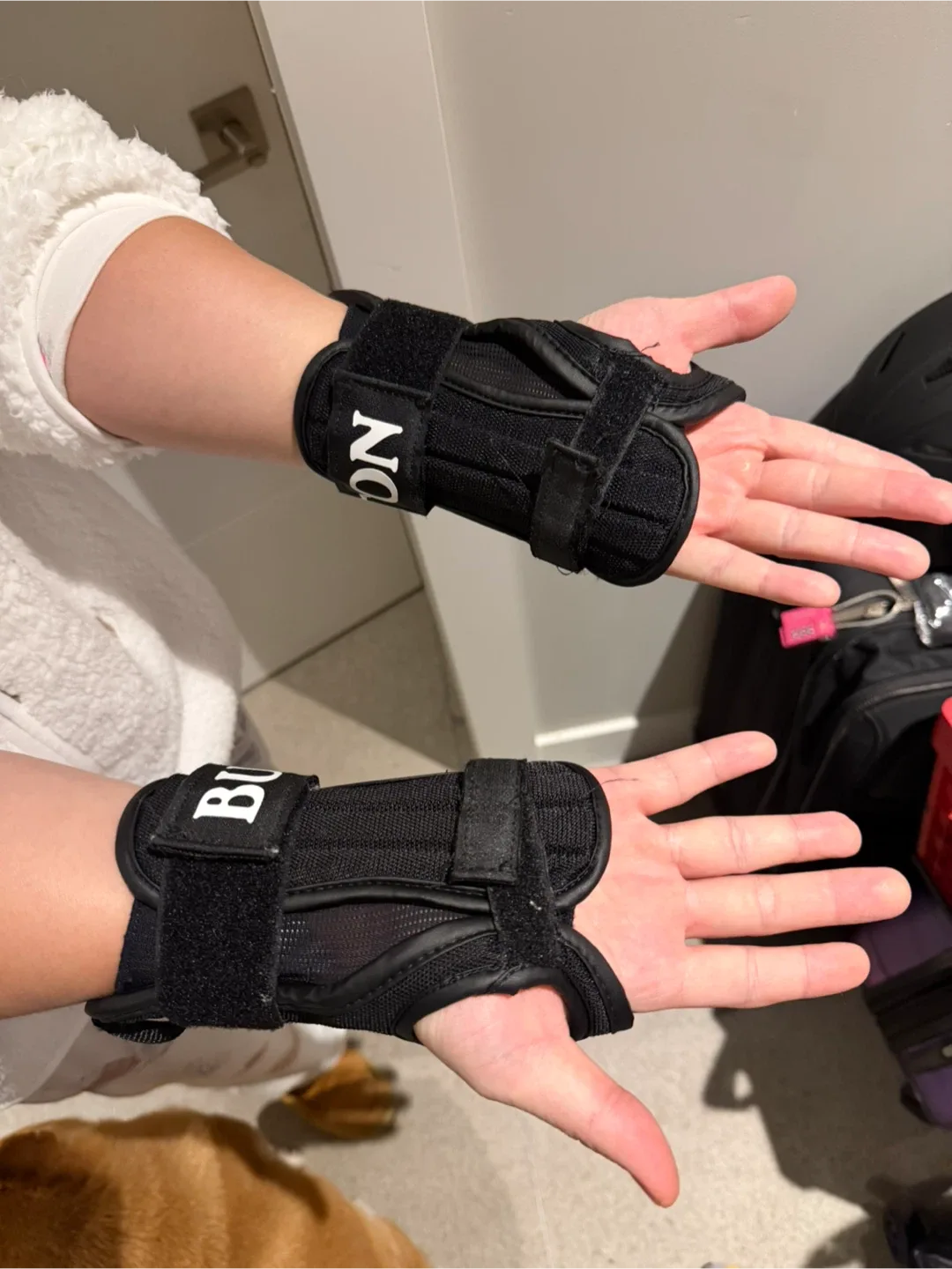 Burton Wrist Guards - Black image indicator(2)