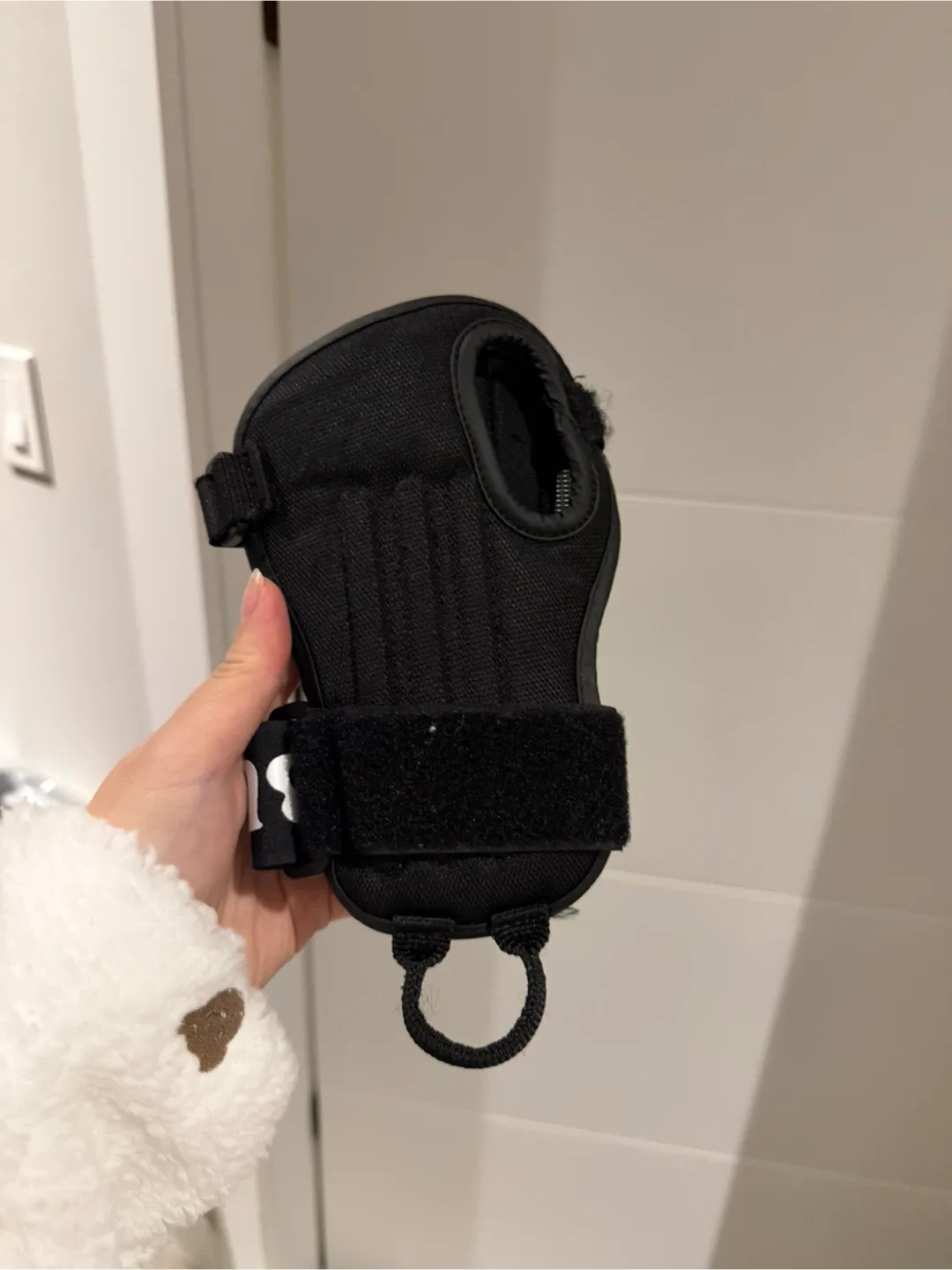 Burton Wrist Guards - Black image indicator(5)